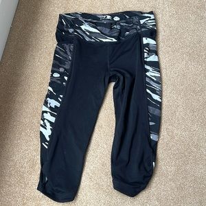 Athleta relay capri, medium, grey pattern